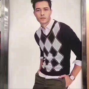 Tommy Hilfiger Men Crew V-neck Pullover Sweater